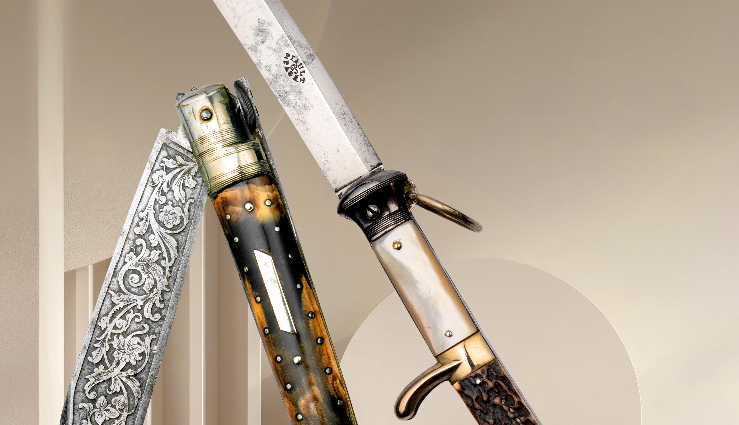 Trois couteaux de collection dont un couteau gravé à motifs floraux, un manche en corne noire et dorée et un couteau de marin avec anneau et garde en nacre.