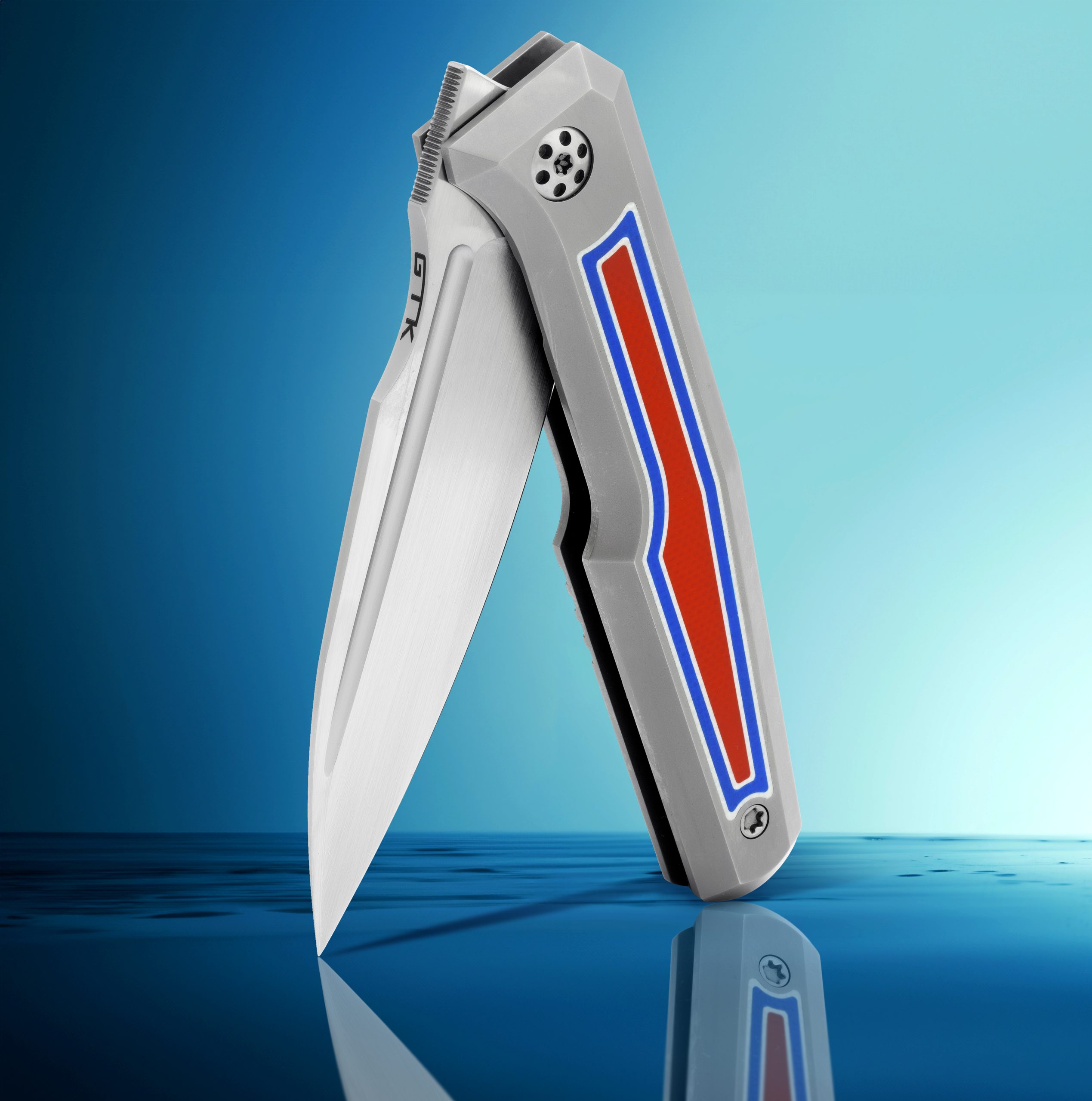 Couteau pliant d’exception signé GTK, en couverture du magazine La Passion des Couteaux n°167